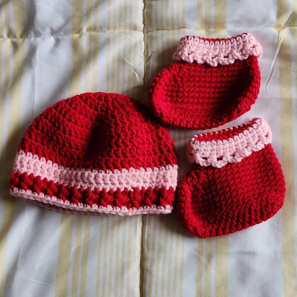 Newborn baby girl set, booties and beanie